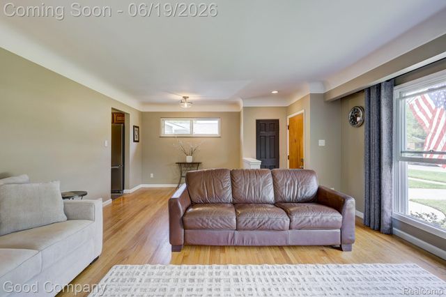 27605 Lyndon Street, Livonia, MI 48154