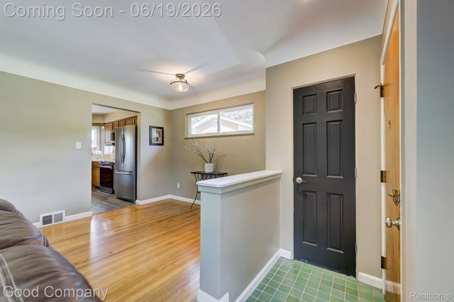 27605 Lyndon Street, Livonia, MI 48154