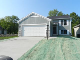 558 Swan River Dr, Benton Harbor, MI 49022
