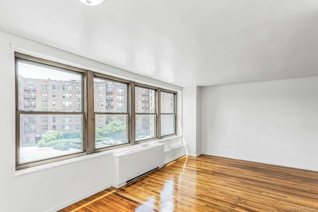 209-39 23rd Avenue 3F, Bayside, NY 11360
