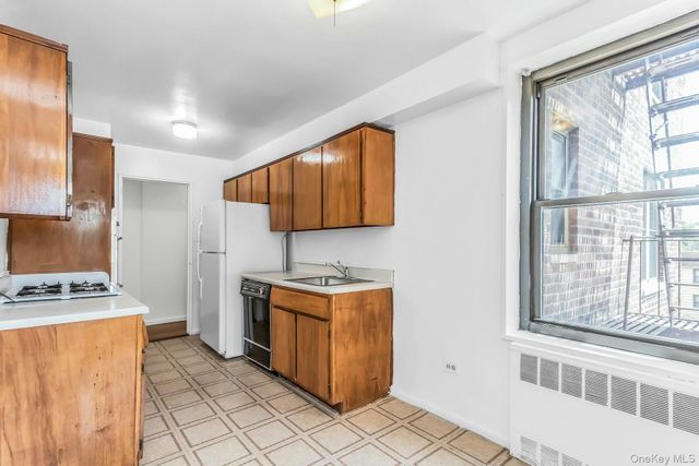 209-39 23rd Avenue 3F, Bayside, NY 11360