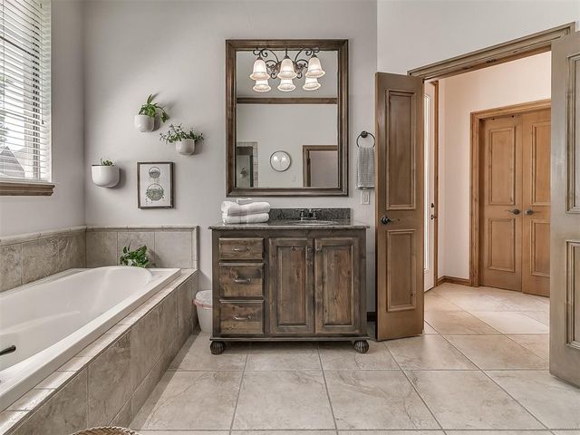 3209 Silvercliffe Court, Edmond, OK 73012