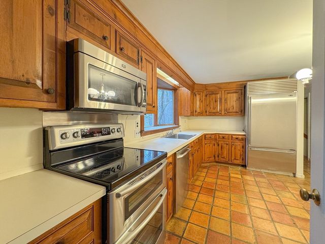 111 Log Hill Rd, Carlisle, MA 01741