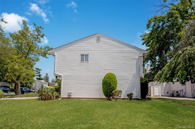 900 Flanders Drive, North Woodmere, NY 11581