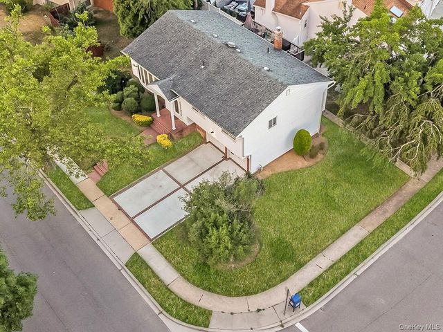 900 Flanders Drive, North Woodmere, NY 11581