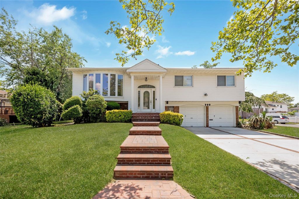 900 Flanders Drive, North Woodmere, NY 11581