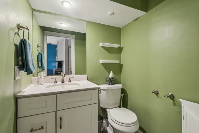 1627 W Belle Plaine Avenue, Chicago, IL 60613