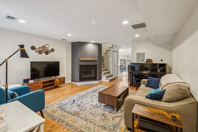 1627 W Belle Plaine Avenue, Chicago, IL 60613