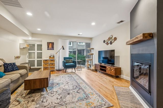 1627 W Belle Plaine Avenue, Chicago, IL 60613