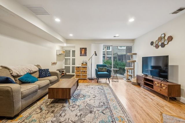 1627 W Belle Plaine Avenue, Chicago, IL 60613