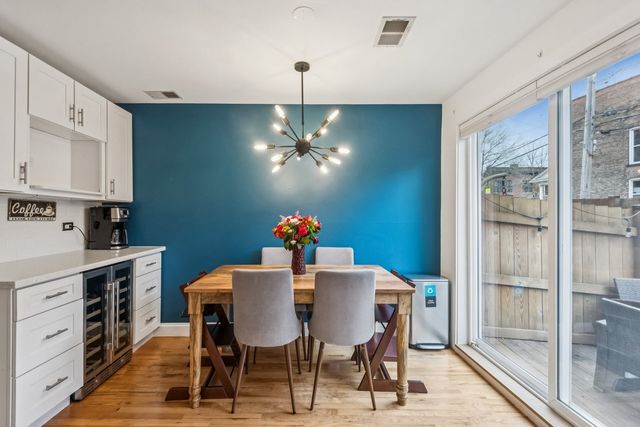 1627 W Belle Plaine Avenue, Chicago, IL 60613