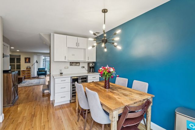 1627 W Belle Plaine Avenue, Chicago, IL 60613