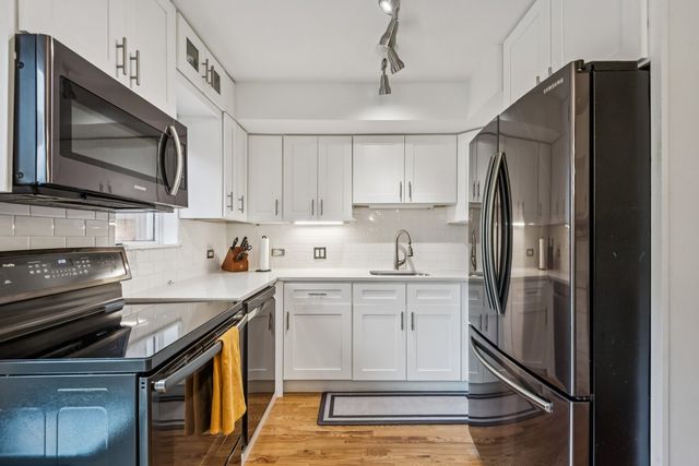 1627 W Belle Plaine Avenue, Chicago, IL 60613