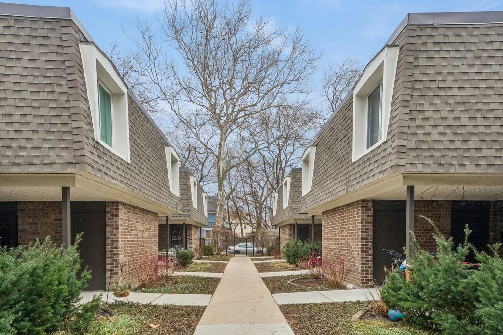 1627 W Belle Plaine Avenue, Chicago, IL 60613