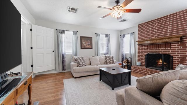 1928 Greentree Drive, Huntsville, TX 77340