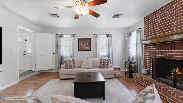 1928 Greentree Drive, Huntsville, TX 77340