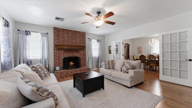 1928 Greentree Drive, Huntsville, TX 77340