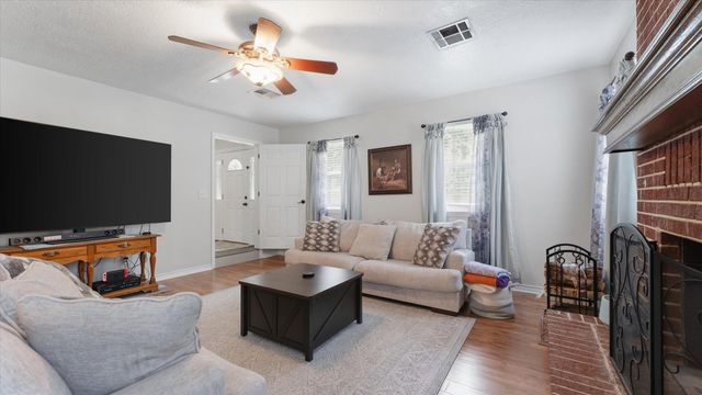 1928 Greentree Drive, Huntsville, TX 77340