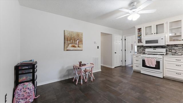 1928 Greentree Drive, Huntsville, TX 77340