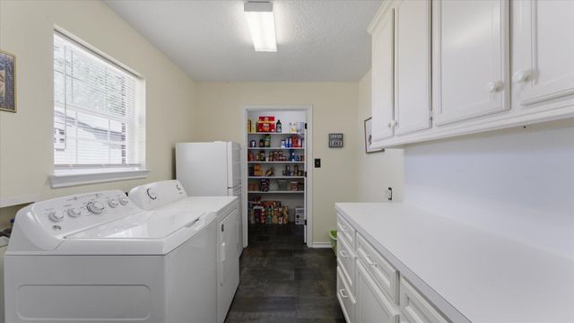 1928 Greentree Drive, Huntsville, TX 77340
