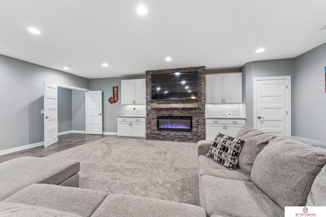 8022 N 159th Avenue, Bennington, NE 68007