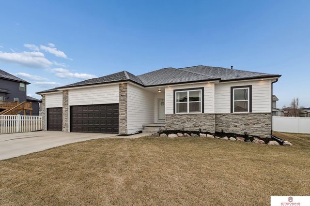 8022 N 159th Avenue, Bennington, NE 68007