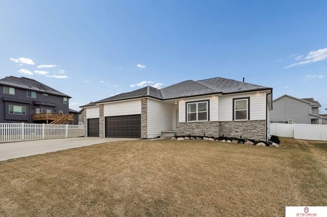 8022 N 159th Avenue, Bennington, NE 68007