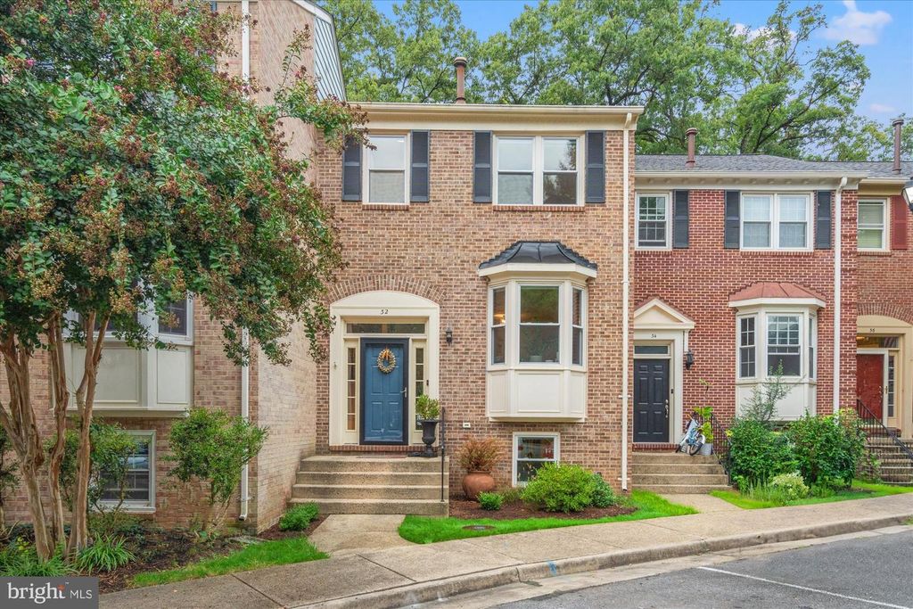 32 CARRIAGE HOUSE CIR, Alexandria, VA 22304