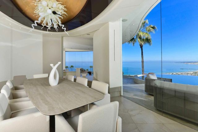 7455 Hillside Dr, La Jolla, CA 92037