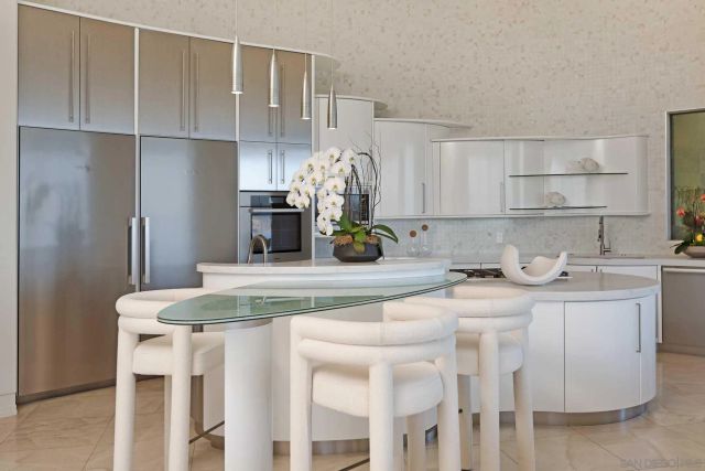 7455 Hillside Dr, La Jolla, CA 92037