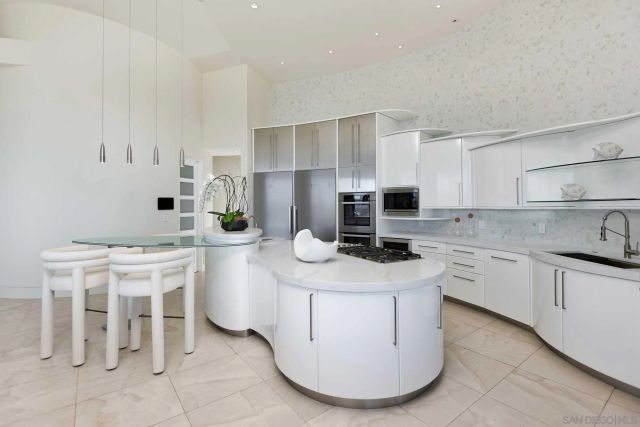 7455 Hillside Dr, La Jolla, CA 92037