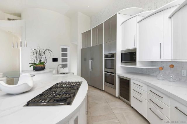 7455 Hillside Dr, La Jolla, CA 92037