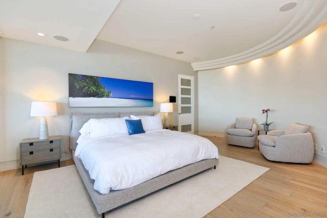 7455 Hillside Dr, La Jolla, CA 92037