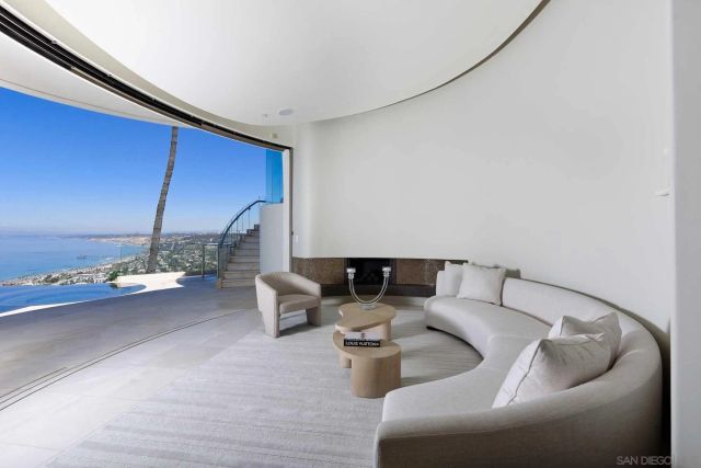 7455 Hillside Dr, La Jolla, CA 92037