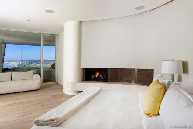 7455 Hillside Dr, La Jolla, CA 92037