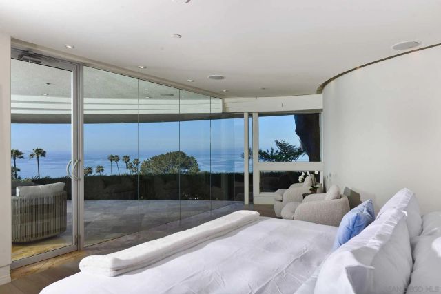 7455 Hillside Dr, La Jolla, CA 92037