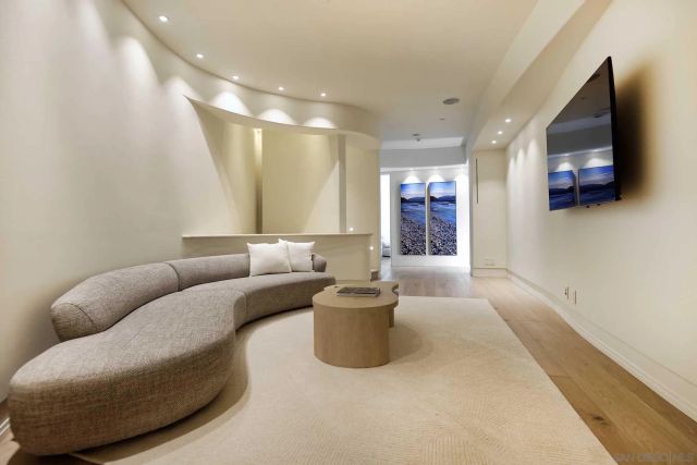 7455 Hillside Dr, La Jolla, CA 92037