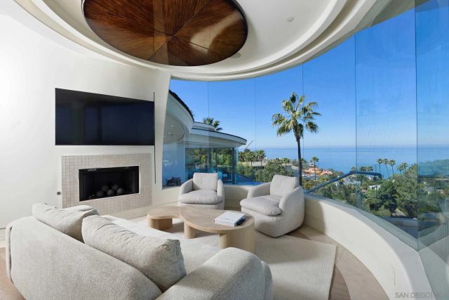 7455 Hillside Dr, La Jolla, CA 92037