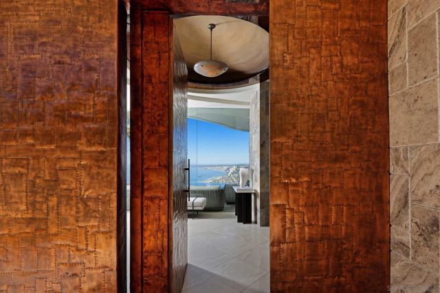 7455 Hillside Dr, La Jolla, CA 92037