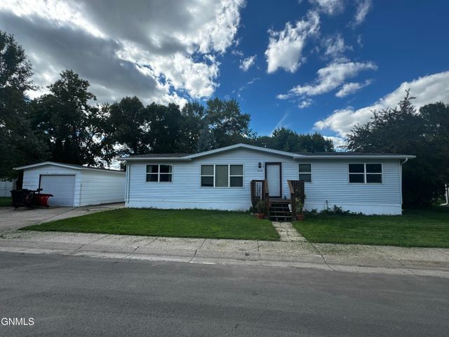 420 Piccadilly Circle, Bismarck, ND 58504 property photo