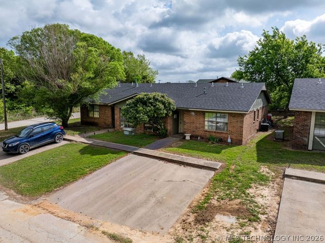708 Oakdale Lane D, Madill, OK 73446