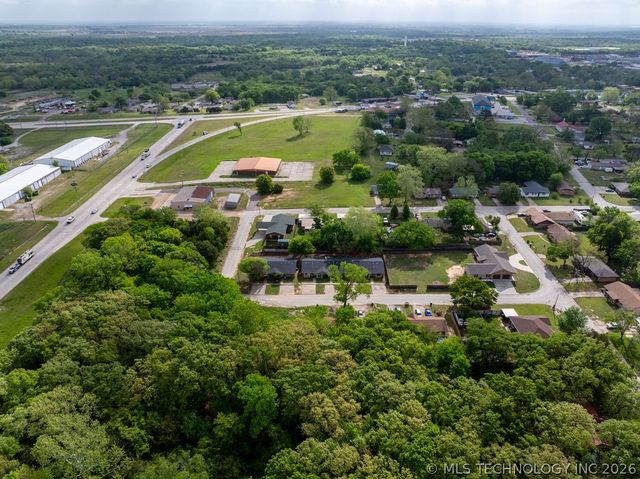 708 Oakdale Lane D, Madill, OK 73446