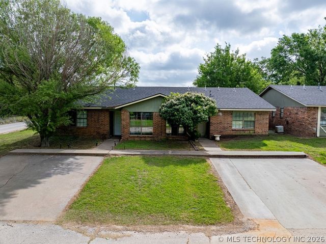708 Oakdale Lane D, Madill, OK 73446