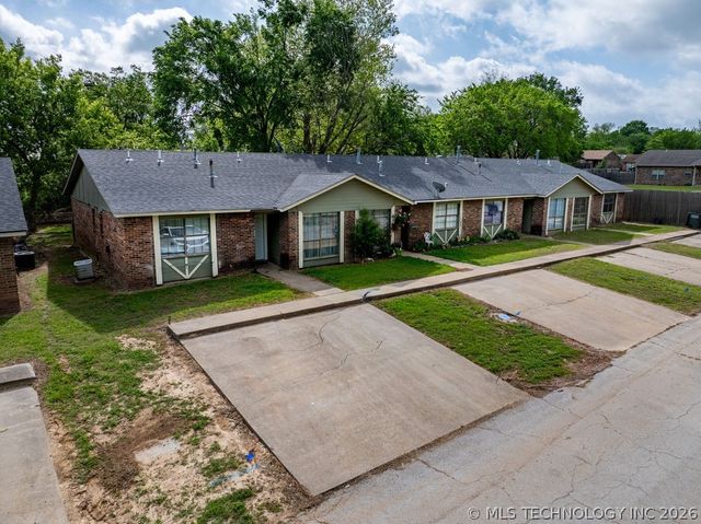 708 Oakdale Lane D, Madill, OK 73446