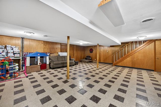 8 Lila Lane, Florissant, MO 63033