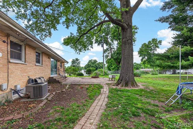 8 Lila Lane, Florissant, MO 63033