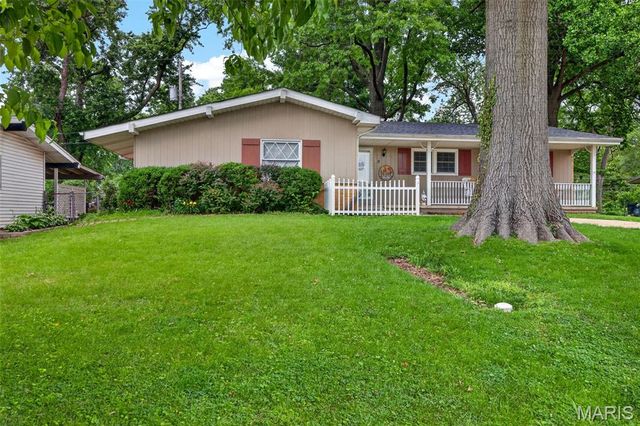 8 Lila Lane, Florissant, MO 63033