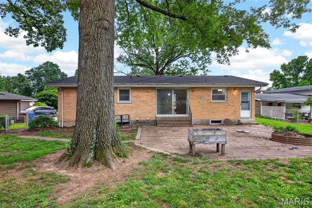 8 Lila Lane, Florissant, MO 63033