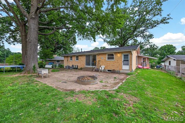 8 Lila Lane, Florissant, MO 63033