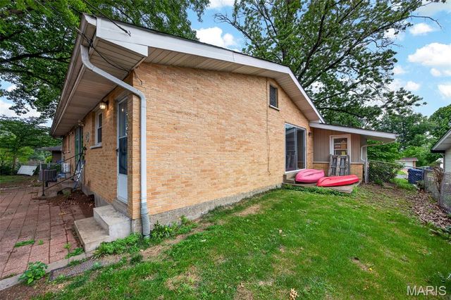 8 Lila Lane, Florissant, MO 63033